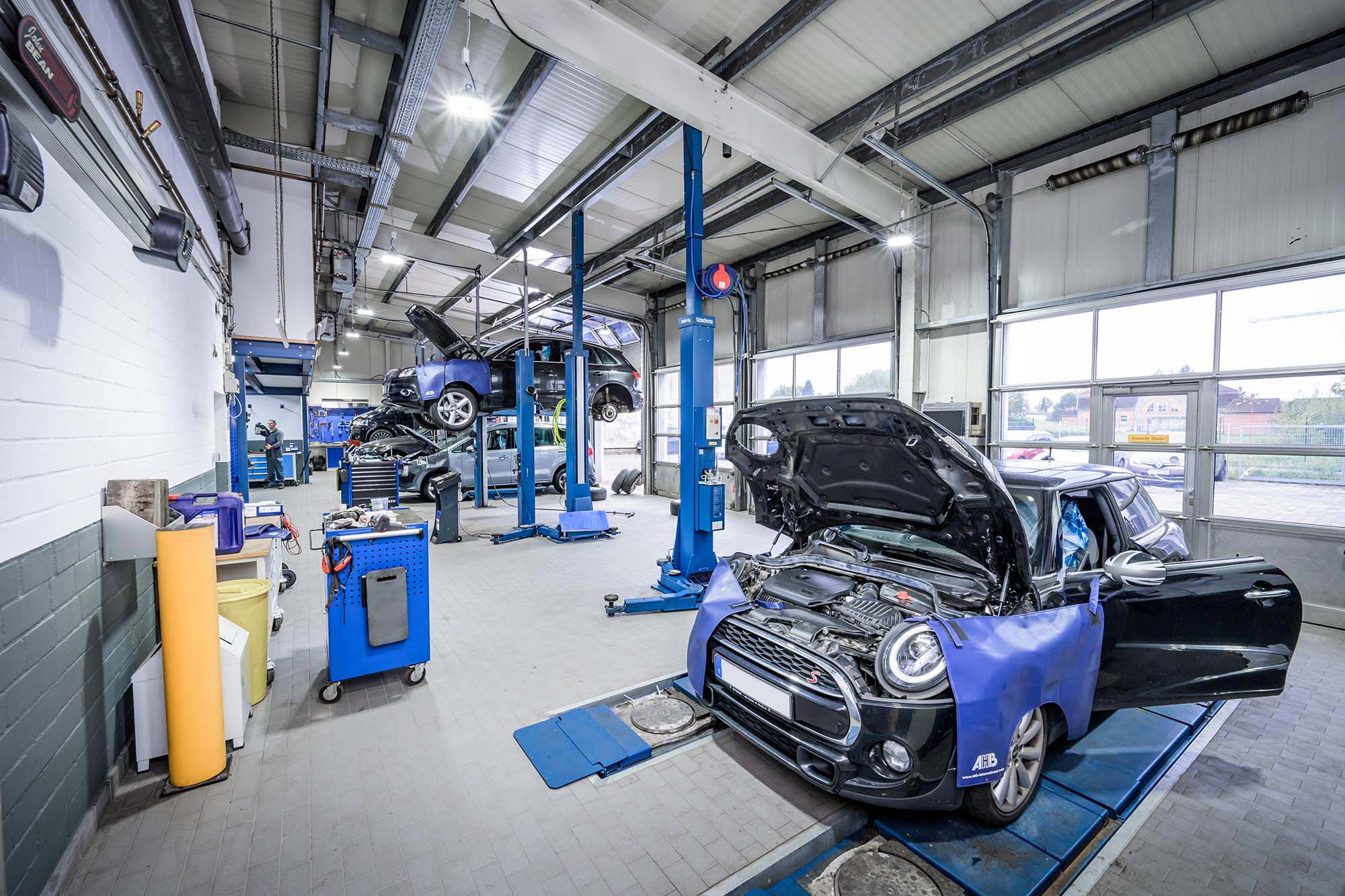 Auto-Werkstatt der Firma H.Beuge in Mölln mit Hebebühnen und Kundenfahrzeug
