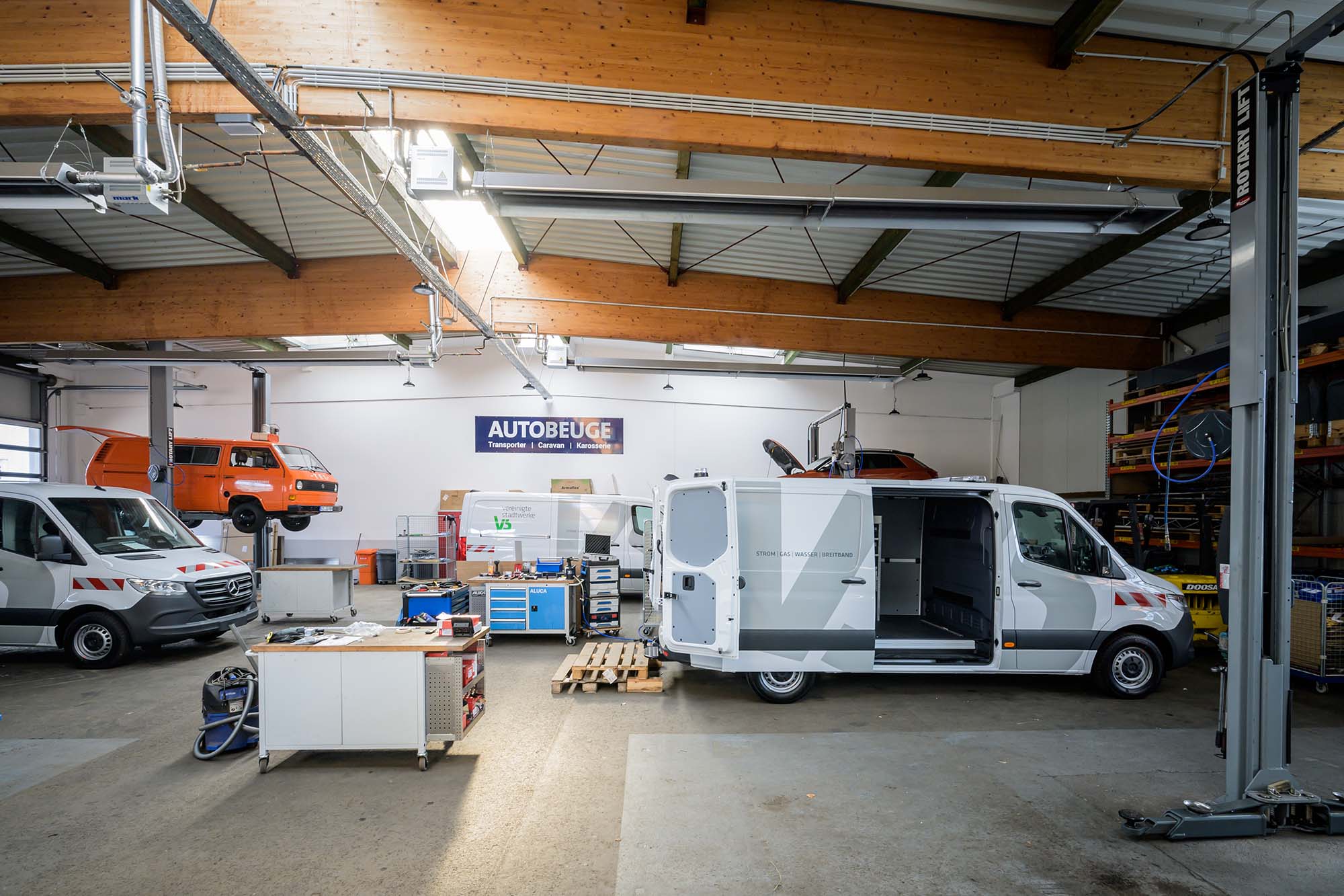 Montage und Einbau von Fahrzeugeinrichtungen der Marke Aluca bei AutoBeuge in Mölln